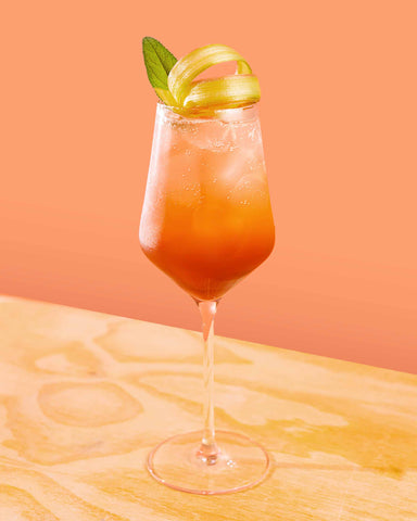 Spritz à la rhubarbe sans alcool avec aperitivo orange NOA et au sirop de licorne rose